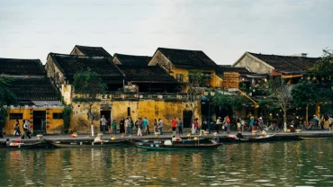 Hoian-old-town-by-riverside