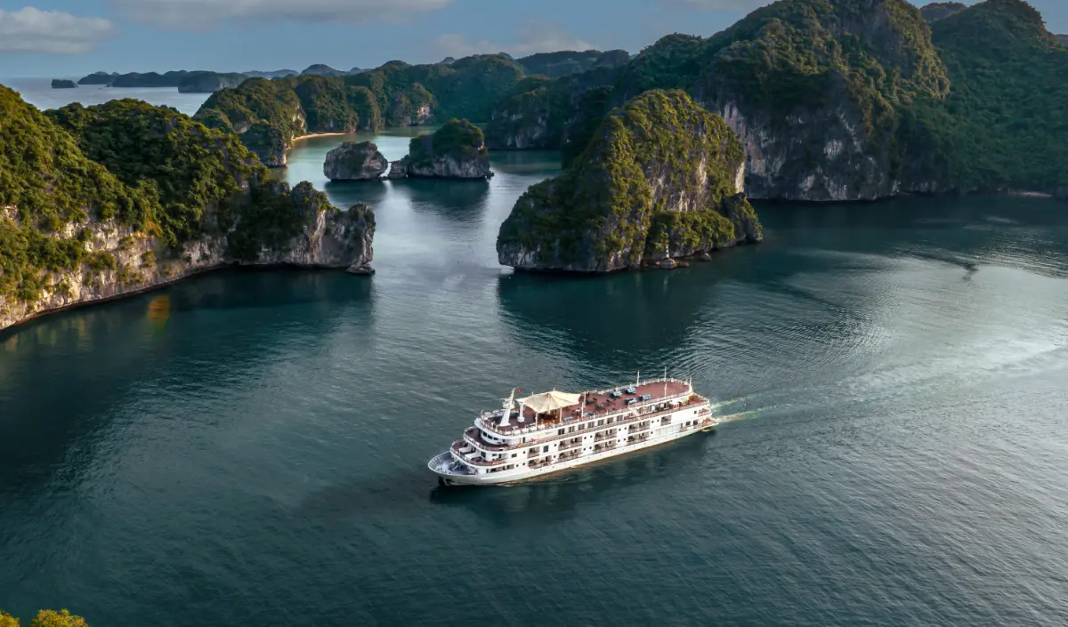 Lan Ha Bay, quieter neighbour of Halong Bay