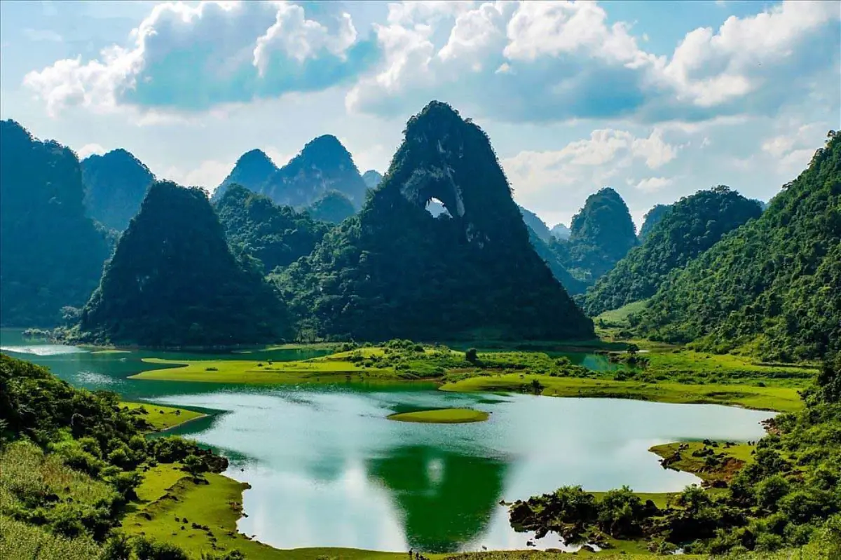 Ta Xua dinosaur spine — a narrow mountain ridge trail with panoramic views