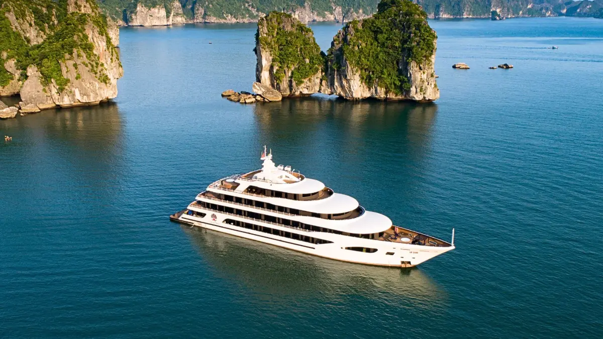 Scarlet Pearl Cruise luxury junk in Halong Bay