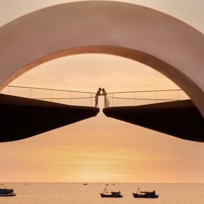 marriage proposal bridge kiss